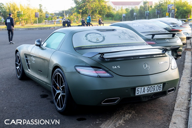 Xuất hiện bên cạnh là chiếc Mercedes-Benz SLS AMG GT Final Edition hàng hiếm trên thế giới, được biết chỉ có 350 chiếc SLS AMG GT Final Edition được sản xuất để đánh dấu sự kết thúc của dòng xe SLS, nhường chỗ cho sự xuất hiện của đàn em AMG GT sau này. Ở thị trường Việt Nam, chiếc SLS AMG GT Final Edition này vẫn thuộc diện độc nhất vô nhị tại nước ta. 