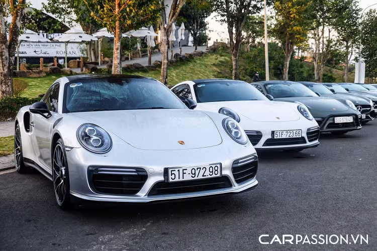 Tiếp theo đó là bộ ba Porsche 911 Turbo S mang ba màu sắc khác nhau, trong đó chiếc màu trắng là chiếc đầu tiên về nước, chiếc màu bạc thực chất có lớp sơn nguyên bản màu trắng và chiếc màu xanh quân đội có màu gốc là xám.