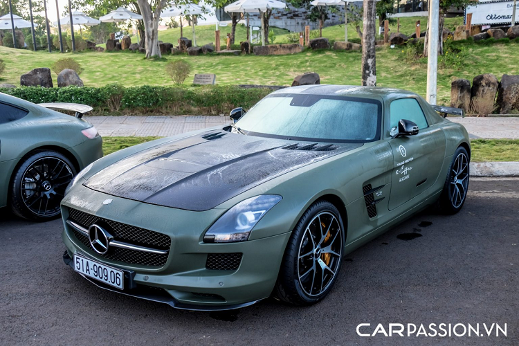 Khác với phiên bản AMG GT S tiêu chuẩn, phiên bản Edition 1 nhận được một số nâng cấp ở cả ngoại thất lẫn nội thất, cản trước của xe được trang bị thêm phần líp gió cỡ lớn, nóc kính trên chiếc AMG GT S đã được thay thế bằng phần nóc làm từ sợi carbon và bổ sung một chiếc cánh gió bắt cố định vào đuôi xe. Nội thất được ốp sợi carbon và sử dụng da Nappa kết hợp cùng da Dynamica cao cấp.