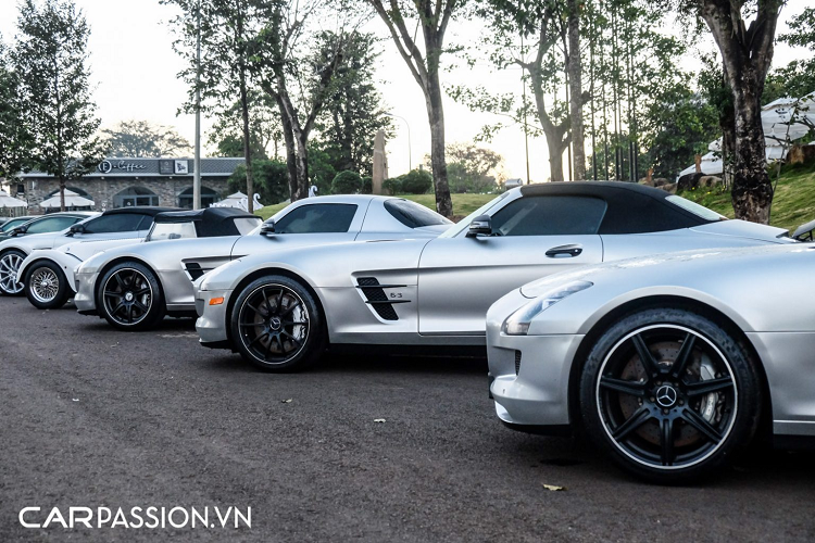 Không chỉ mang lại yếu tố thẩm mỹ cho xe, các chi tiết bằng sợi carbon còn giúp giảm thiểu khối lượng, tối ưu hóa hiệu năng vận hành cho chiếc SLS AMG GT Final Edition. Ngoài ra, trên biến thể Final Edition, bộ mâm 5 chấu kép được trang bị có dạng diamond-cut với thiết kế đẹp mắt, ẩn bên trong là cùm phanh AMG sơn màu cam. 