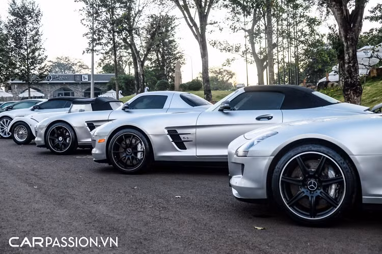 Không chỉ mang lại yếu tố thẩm mỹ cho xe, các chi tiết bằng sợi carbon còn giúp giảm thiểu khối lượng, tối ưu hóa hiệu năng vận hành cho chiếc SLS AMG GT Final Edition. Ngoài ra, trên biến thể Final Edition, bộ mâm 5 chấu kép được trang bị có dạng diamond-cut với thiết kế đẹp mắt, ẩn bên trong là cùm phanh AMG sơn màu cam. 