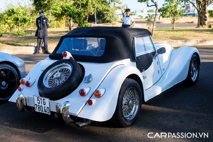 Bên cạnh chiếc Porsche 911 GT2 RS, mẫu xe Morgan Plus 4 đến từ Anh Quốc cũng có lần đầu xuất hiện trước công chúng. Với thiết kế đậm chất cổ điển và khác biệt so với phần lớn những chiếc xe trong đoàn, không khó để Morgan Plus 4 thu hút những ánh mắt tò mò từ khách tham quan. Trong quá khứ, đây là chiếc Morgan Plus 4 đầu tiên về nước thông qua một doanh nghiệp kinh doanh xe ôtô lâu đời tại Sài Gòn, chiếc thứ hai về nước đầu năm 2020 và có màu trắng sữa.