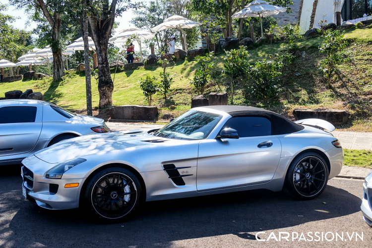 So với chiếc SLS AMG tiêu chuẩn, phiên bản Final Edition được trang bị hàng loạt những chi tiết làm từ sợi carbon ở ngoại thất như líp trước, nắp ca-pô và cánh gió sau. 