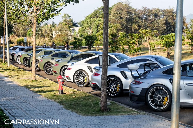 Bộ ba xe SLS AMG còn lại đều được dán decal màu bạc, trong đó có hai chiếc SLS AMG coupe được nhập khẩu chính hãng về Việt Nam và chiếc còn lại thuộc phiên bản mui xếp SLS AMG GT Roadster độc nhất nước ta. Cả ba chiếc siêu xe này đều rất hiếm khi xuất hiện trên đường phố nên vẫn còn khá mới. Tính đến thời điểm hiện tại, toàn bộ những chiếc Mercedes-Benz SLS AMG đều đã được mang về bộ sưu tập đồ sộ của Tập đoàn cà phê Trung Nguyên Legend. 