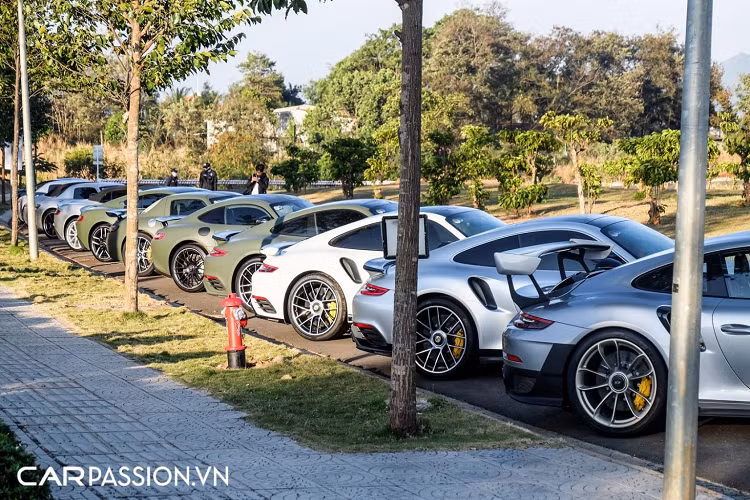 Bộ ba xe SLS AMG còn lại đều được dán decal màu bạc, trong đó có hai chiếc SLS AMG coupe được nhập khẩu chính hãng về Việt Nam và chiếc còn lại thuộc phiên bản mui xếp SLS AMG GT Roadster độc nhất nước ta. Cả ba chiếc siêu xe này đều rất hiếm khi xuất hiện trên đường phố nên vẫn còn khá mới. Tính đến thời điểm hiện tại, toàn bộ những chiếc Mercedes-Benz SLS AMG đều đã được mang về bộ sưu tập đồ sộ của Tập đoàn cà phê Trung Nguyên Legend. 