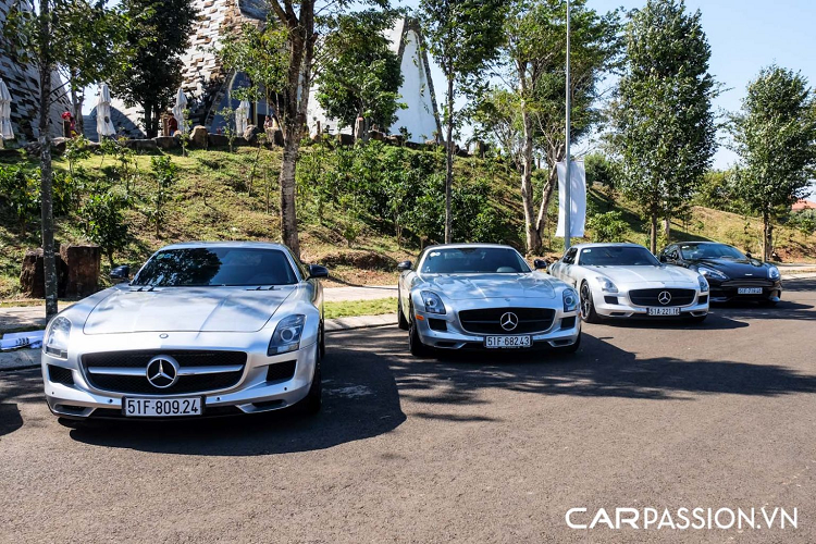 Cuối cùng là 5 mẫu xe mang logo ngôi sao ba cánh, có thể nói đây là một trong các thương hiệu được Tập đoàn cà phê Trung Nguyên Legend yêu thích nhất. Đầu tiên phải kể đến chiếc AMG GT S Edition 1, điểm thú vị về mẫu xe này nằm ở việc đây là chiếc Mercedes-AMG GT S Edition 1 đầu tiên về nước vào năm 2015, xe từng sở hữu lớp sơn đen mờ mạnh mẽ nhưng đã được sơn lại sang tông màu trắng và dán decal màu “đồng phục” xanh quân đội.