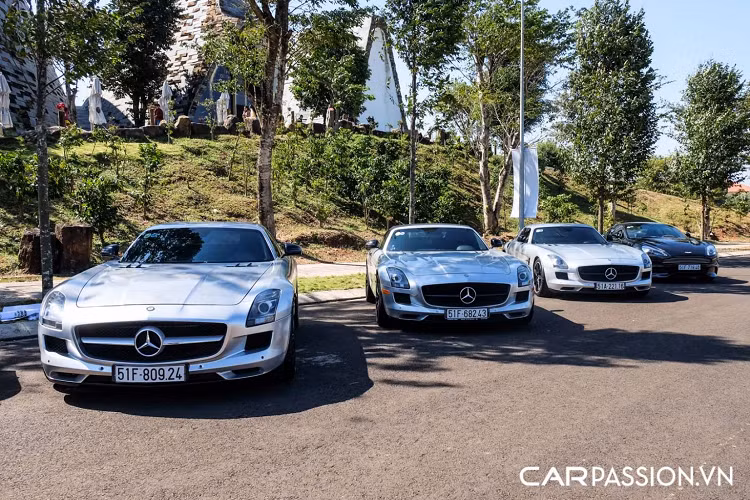 Cuối cùng là 5 mẫu xe mang logo ngôi sao ba cánh, có thể nói đây là một trong các thương hiệu được Tập đoàn cà phê Trung Nguyên Legend yêu thích nhất. Đầu tiên phải kể đến chiếc AMG GT S Edition 1, điểm thú vị về mẫu xe này nằm ở việc đây là chiếc Mercedes-AMG GT S Edition 1 đầu tiên về nước vào năm 2015, xe từng sở hữu lớp sơn đen mờ mạnh mẽ nhưng đã được sơn lại sang tông màu trắng và dán decal màu “đồng phục” xanh quân đội.