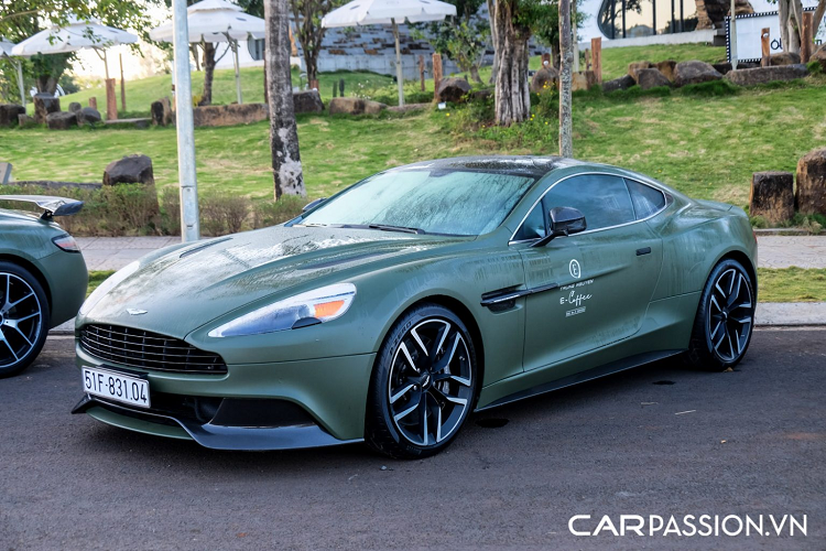 Một thương hiệu Anh Quốc khác cũng góp mặt trong dàn xe chính là Aston Martin với mẫu xe đại diện Vanquish. Hai trong số ba xe thuộc phiên bản Vanquish coupe và chiếc còn lại thuộc phiên bản mui trần Vanquish Volante duy nhất tại Việt Nam. Thiết kế của dòng xe Vanquish được nhấn mạnh ở vẻ ngoài sang trọng và tao nhã.