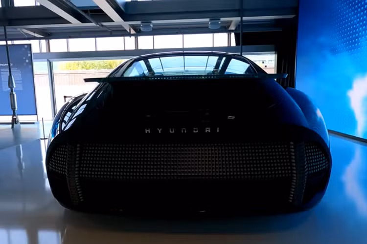 Xe có trang bị bộ la-zăng 24 inch và phanh to lớn, gợi ý đây là một chiếc xe hiệu suất cao. Bên cạnh đó, hệ thống phanh cũng được lấy cảm hứng từ đồ họa pixel.