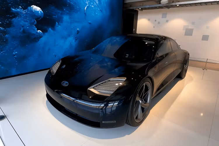 Hãng xe Hàn đã giới thiệu mẫu concept Prophecy, đóng vai trò cái nhìn trước của mẫu Hyundai Ioniq 6 chạy điện sẽ được ra mắt trong năm 2022. Giờ đây, Hyundai đang trưng bày mẫu concept thú vị trước công chúng ở Hàn Quốc. Thông qua một video từ kênh YouTube “CarSceneKorea”, chúng ta có một cái nhìn cận cảnh từng chi tiết của Prophecy, và cần lưu ý rằng Ioniq 6 sẽ có kích thước tương đương Sonata.