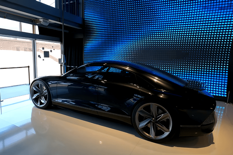 Qua những gì được thấy ở những hình ảnh của xe, nhiều người chắc sẽ thêm phần nóng lòng được thấy phiên bản sản xuất của Hyundai Ioniq 6 2022 mới và tự hỏi nó sẽ giống concept Prophecy đến đâu, và trông thế nào so với người anh em Ioniq 5.