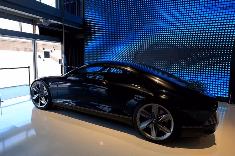 Qua những gì được thấy ở những hình ảnh của xe, nhiều người chắc sẽ thêm phần nóng lòng được thấy phiên bản sản xuất của Hyundai Ioniq 6 2022 mới và tự hỏi nó sẽ giống concept Prophecy đến đâu, và trông thế nào so với người anh em Ioniq 5.