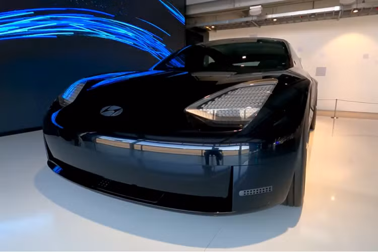 Ngoại thất của Hyundai Prophecy concept điện có thể gợi nhớ chúng ta một chút tới những đường công của Porsche, nhưng nó quả thực là một thiết kế nguyên bản với nhiều chi tiết cụ thể được áp dụng trong dòng xe điện Ioniq mới. Một điểm thú vị khác là một số chi tiết trông khá giống ở mẫu concept roadster 2 cửa Hyundai California Design 6 từ năm 2001. Việc tái sử dụng số “6” cho Ioniq 6 có thể không phải ngẫu nhiên.