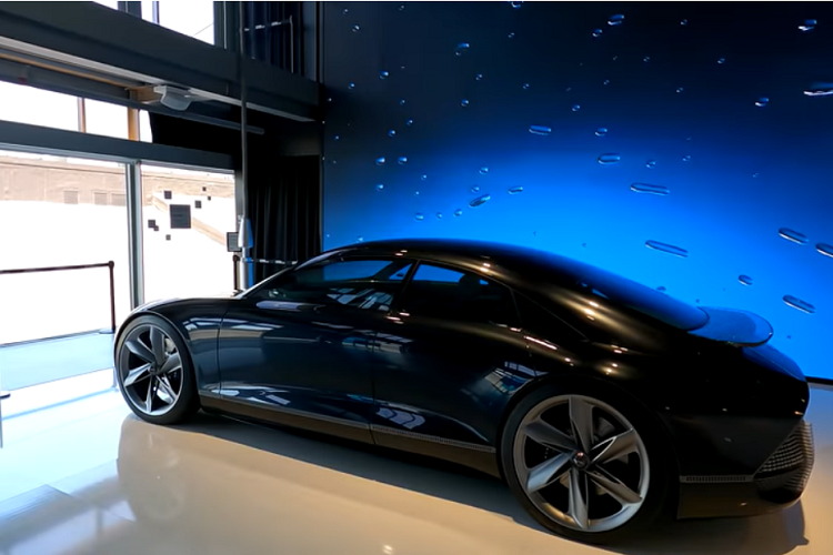 Một số tính năng thiết kế thú vị nhất của Hyundai Prophecy bao gồm đèn hậu phía sau lấy cảm hứng từ đồ họa pixel và cánh gió với đèn LED.