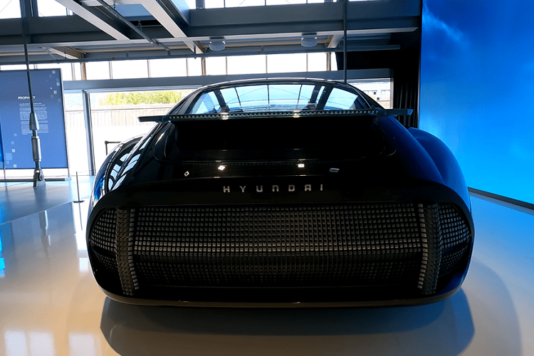 Một yếu tố thú vị khác là hệ thống thông gió bên sườn mà cũng có hình dạng của các pixel. Ngược lại, mặt trước của xe lại rất liền mạch với một khe hút gió cực nhỏ ở phía dưới và lắp đặt đèn pha pixel lớn.