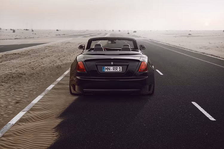 Sửa đổi về mặt cơ học khác bao gồm hệ thống treo khí nén giúp hạ thấp khoảng sáng gầm thêm 40mm khi chiếc xe di chuyển ở vận tốc cao hơn 140 km/h.