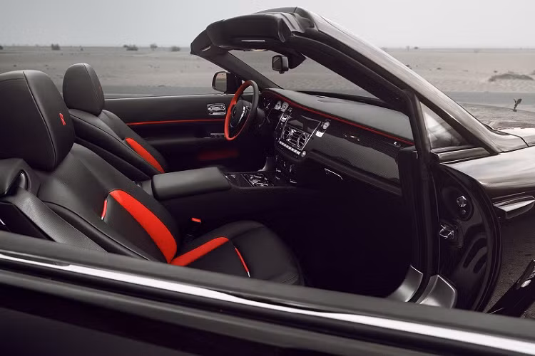 Nhờ sức mạnh này, chiếc Rolls-Royce Dawn Black Badge hàng độc này chỉ mất 4,6 giây để đạt vận tốc 100 km/h từ trạng thái đứng yên, với tốc độ tối đa được giới hạn điện tử ở 250 km/h.