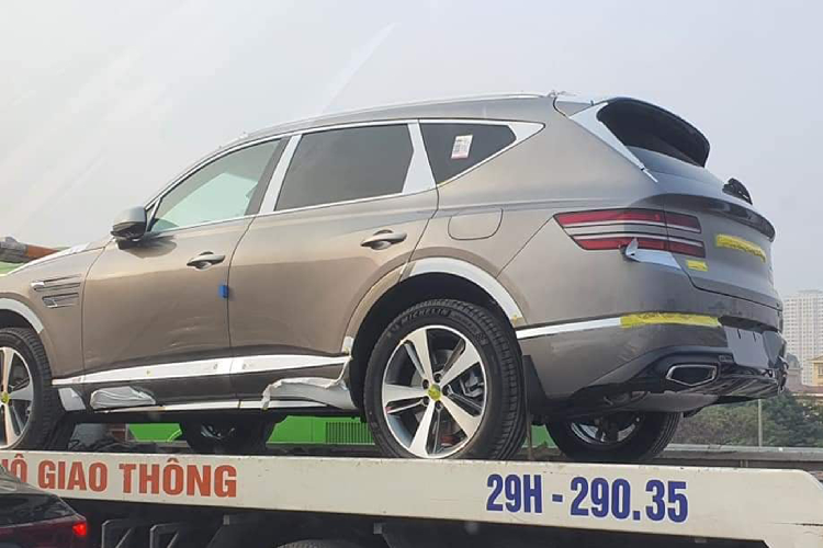 Hiện tại vẫn chưa rõ những chiếc Genesis GV80 thế hệ mới về sẽ được sử dụng làm mục đích gì tại Việt Nam hoặc cũng có thể do một đơn vị tư nhân đưa về phục vụ nhu cầu của khách hàng, đặc biệt là các doanh nghiệp Hàn Quốc đang có trụ sở tại Việt Nam. Tuy nhiên với việc che kĩ logo trên xe, nhiều khả năng xe sắp được phân phối chính hãng tại Việt Nam. 