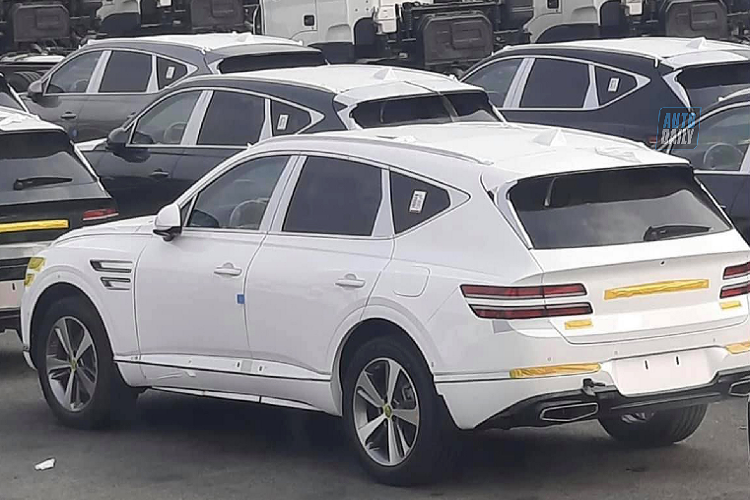 Về thiết kế ngoại thất, GV80 2020 gây ấn tượng với phong cách thiết kế vừa thể thao, vừa tinh tế. Xe được trang bị lưới tản nhiệt hình ngũ giác cỡ lớn với các mắt lưới dạng kim cương nổi bật. Trên nắp ca-pô có 2 đường gân dập nổi sắc nét kéo dài từ logo của thương hiệu Genesis đến chân kính lái. Nằm hai bên lưới tản nhiệt là cụm đèn pha thanh mảnh được chia thành 2 tầng.