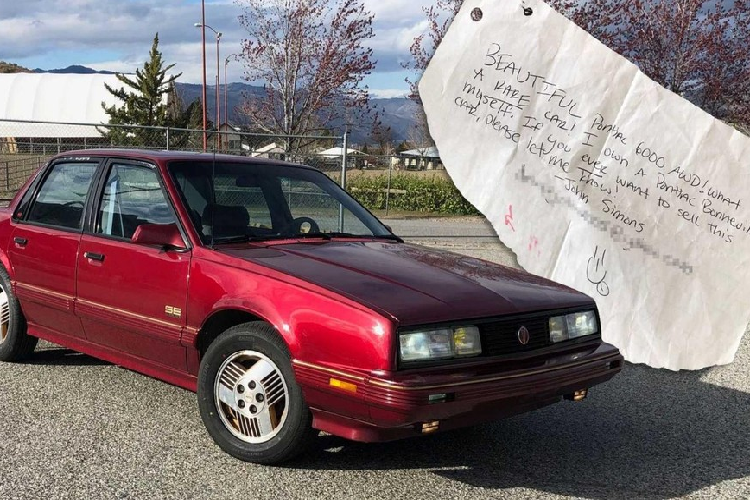 Anh Simons đã lần đầu tiên nhìn thấy "tình yêu 4 bánh" của mình khi chiếc xe sedan Pontiac 6000 SE AWD này đang đỗ tại trường Đại học Trung tâm Washington ở thành phố Ellensburg, bang Washington, Mỹ. Vào thời điểm đó, anh Simons vẫn còn là sinh viên và đang theo học tại trường này.