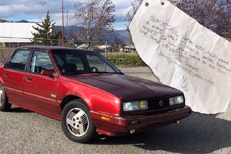 Anh Simons đã lần đầu tiên nhìn thấy "tình yêu 4 bánh" của mình khi chiếc xe sedan Pontiac 6000 SE AWD này đang đỗ tại trường Đại học Trung tâm Washington ở thành phố Ellensburg, bang Washington, Mỹ. Vào thời điểm đó, anh Simons vẫn còn là sinh viên và đang theo học tại trường này.