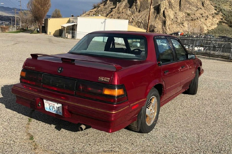 Đồng thời, Pontiac 6000 SE AWD cổ điển cũng là mẫu xe kết thúc một thời đại khi thiết kế vuông vắn truyền thống bị các thương hiệu Mỹ từ bỏ để chuyển sang phong cách tròn trịa, ảnh hưởng từ ôtô châu Âu như Ford Taurus hay Pontiac Grand Prix.