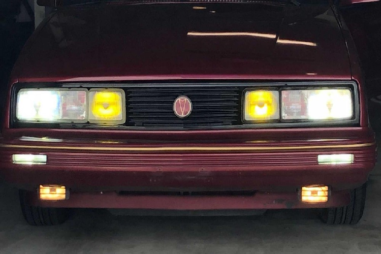 Đây là mẫu sedan dẫn động 4 bánh toàn thời gian duy nhất của thương hiệu Pontiac từng thuộc tập đoàn General Motors. Do đó, không dễ để bắt gặp những chiếc Pontiac 6000 SE AWD trên đường phố hiện nay.