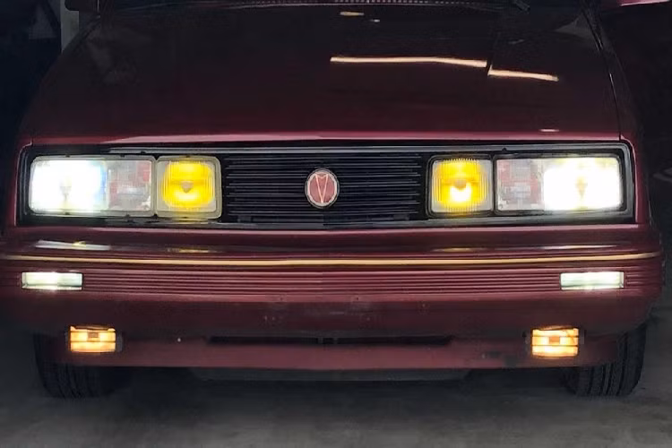 Đây là mẫu sedan dẫn động 4 bánh toàn thời gian duy nhất của thương hiệu Pontiac từng thuộc tập đoàn General Motors. Do đó, không dễ để bắt gặp những chiếc Pontiac 6000 SE AWD trên đường phố hiện nay.