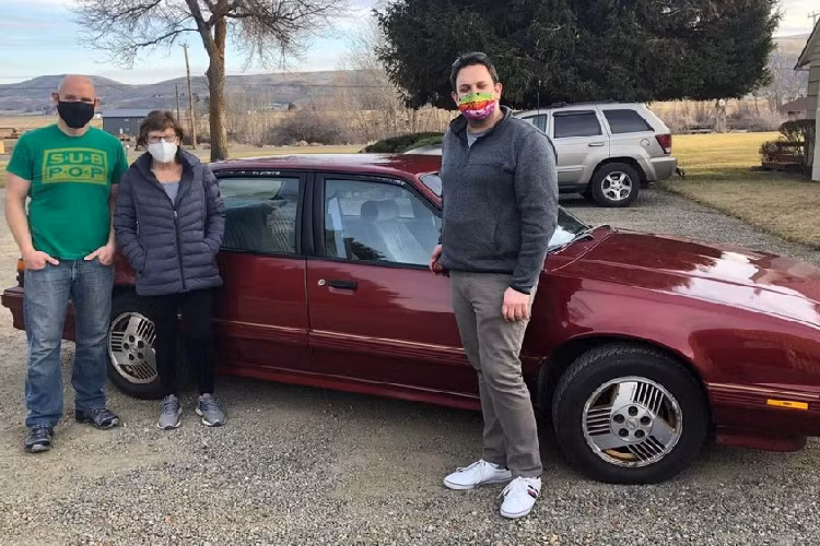 Ngay lần đầu tiên nhìn thấy chiếc Pontiac 6000 SE AWD màu đỏ rượu, anh Simons dường như đã "rơi vào lưới tình". Anh thích chiếc Pontiac 6000 SE AWD đến mức viết cả giấy để nhắn nhủ cho chủ xe với nội dung như sau: "Chiếc Pontiac 6000 SE AWD đẹp tuyệt! Thật là chiếc xe hiếm hoi! Bản thân tôi cũng đang sở hữu một chiếc Pontiac Bonneville. Nếu muốn bán chiếc xe này thì cho tôi biết với nhé". Không chỉ ký tên, anh Simons còn để lại cả địa chỉ e-mail của mình cho chủ xe.