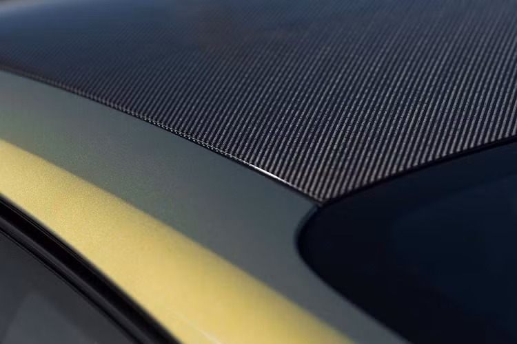 Cho dù nhìn những bức ảnh ở đây đã là tuyệt đẹp, nhưng đại lý phụ trách bán chiếc xe vẫn nói rằng “ảnh không thể hiện hết được màu sơn của xe. Nó là một thứ đặc biệt mà cần thấy tận mắt thì mới có thể cảm nhận hết được. 