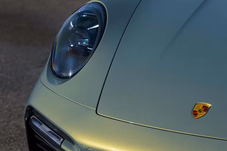 Lớp sơn trên siêu xe Porsche 911 Turbo S này được hoàn thiện cụ thể ở đây được gọi là Urban Bamboo (tre đô thị), và vì bản chất của sơn ChromaFlair, nó có thể thay đổi màu sắc tùy thuộc vào góc nhìn và ánh sáng môi trường.