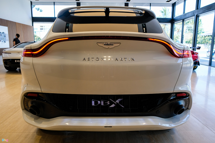 Được xây dựng trên nền tảng vật liệu nhôm, Aston Martin DBX có khối lượng khá nhẹ, khoảng 2.245 kg nhưng đảm bảo độ cứng cho một chiếc SUV.