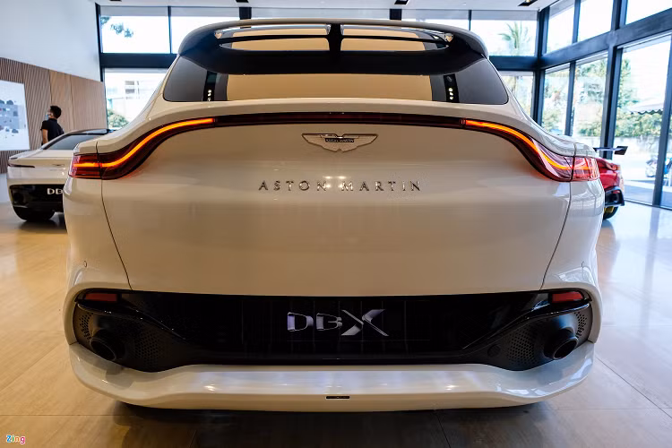 Được xây dựng trên nền tảng vật liệu nhôm, Aston Martin DBX có khối lượng khá nhẹ, khoảng 2.245 kg nhưng đảm bảo độ cứng cho một chiếc SUV.