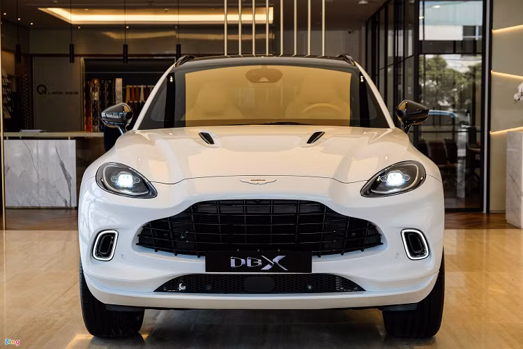 DBX có lưới tản nhiệt với kiểu dáng và các nan ngang đặc trưng và cụm đèn chiếu sáng LED khá đơn giản.