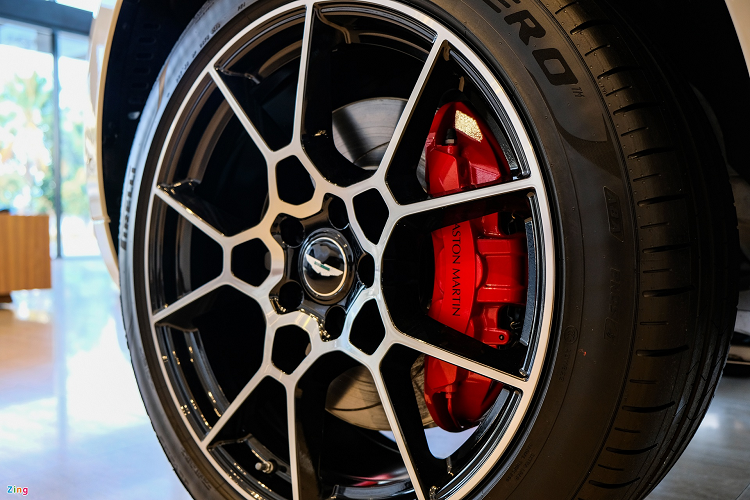 Aston Martin DBX được trang bị mâm hợp kim 22 inch đa chấu 2 tone màu, đi kèm bộ lốp hiệu suất cao Pirelli P Zero kích thước 285/40 ở phía trước và 325/35 phía sau.
