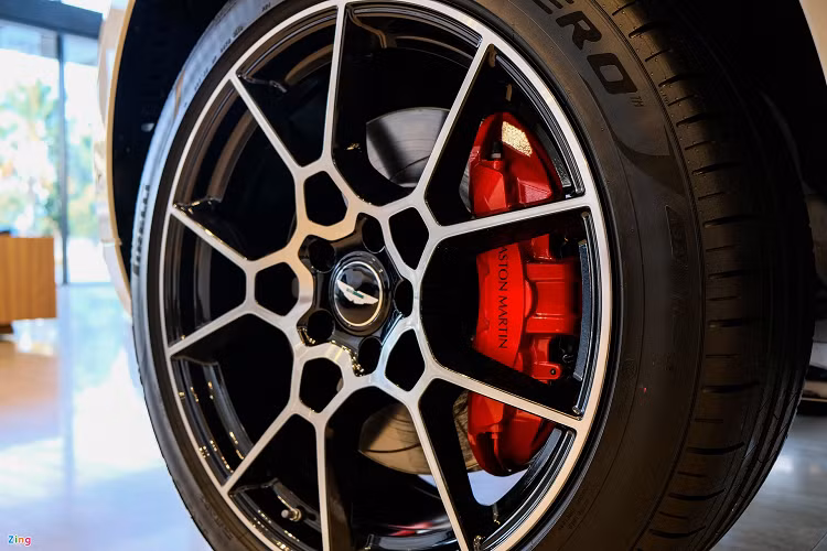 Aston Martin DBX được trang bị mâm hợp kim 22 inch đa chấu 2 tone màu, đi kèm bộ lốp hiệu suất cao Pirelli P Zero kích thước 285/40 ở phía trước và 325/35 phía sau.