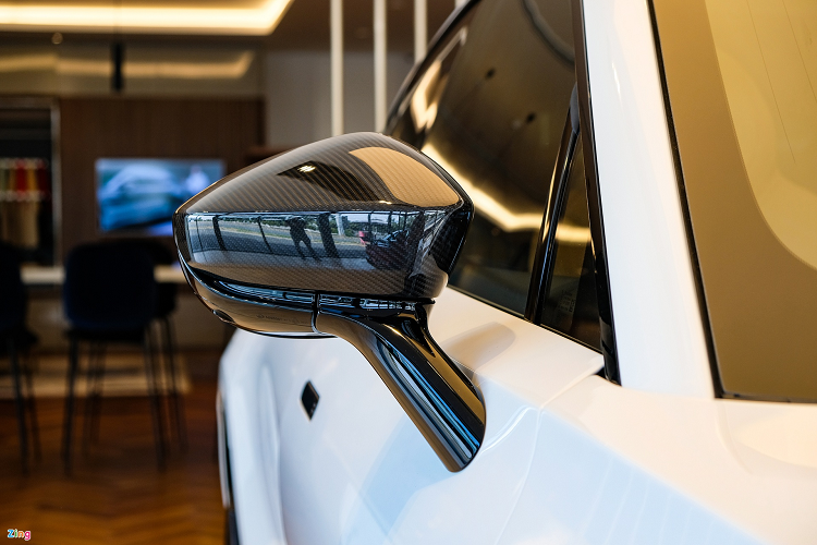 Trên chiếc DBX đầu tiên Việt Nam có khá nhiều bộ phận bằng carbon như ốp gương, tay nắm cửa, ốp hốc gió bên...