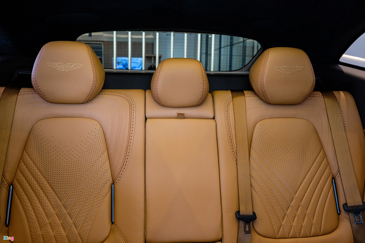 Hàng ghế sau của DBX khá rộng rãi. Dù kích thước nhỏ hơn Bentayga, DBX có khoang hành lý rộng hơn các đối thủ. Theo Aston Martin, khoang hành lý của DBX có dung tích hơn 632 lít, con số của Bentley Bentayga là 430 lít và Urus là 614 lít.