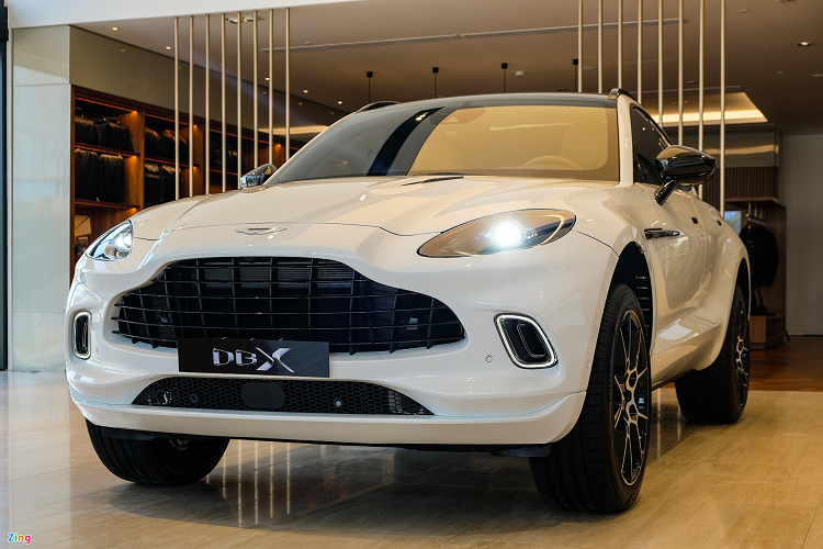 Theo Aston Martin, chiếc DBX đầu tiên Việt Nam có giá 16,69 tỷ đồng, đắt hơn đôi chút so với mức giá 15 tỷ đồng tại Thái Lan. Với mức giá xe Aston Martin DBX được công bố chính hãng tại việt Nam, nó sẽ cạnh tranh với Bentley Bentayga V8 (17 tỷ đồng), Lamborghini Urus (22 tỷ đồng).