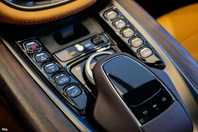 Các trang bị đáng chú ý trên xe như bảng đồng hồ đo kỹ thuật số 12,3 inch độ phân giải cao, màn hình thông tin giải trí kích thước 10,25 inch tích hợp Apple CarPlay/Android Auto. Aston Martin DBX không có cần số, thay vào đó là các nút bấm chọn số đặt phía trên màn hình giải trí cùng với nút bấm khởi động.