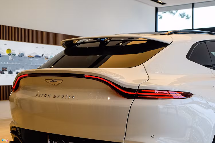 Đuôi xe của DBX có thiết kế khá giống với Vantage. Cụm đèn hậu dạng LED thiết kế mỏng và uốn cong mềm mại. Hệ thống ống xả kép đặt đối xứng 2 bên cho âm thanh khá uy lực.