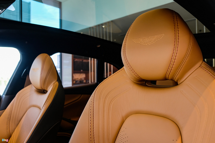 Khoang nội thất của DBX cho tôi cảm giác gần gũi hơn Bentayga nhờ bố cục đơn giản và không sử dụng quá nhiều vật liệu kim loại sáng. Toàn bộ nội thất được bọc trong da tone nâu đen. Gỗ Walnut được dùng ở bảng điều khiển trung tâm.