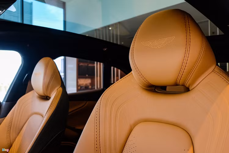 Khoang nội thất của DBX cho tôi cảm giác gần gũi hơn Bentayga nhờ bố cục đơn giản và không sử dụng quá nhiều vật liệu kim loại sáng. Toàn bộ nội thất được bọc trong da tone nâu đen. Gỗ Walnut được dùng ở bảng điều khiển trung tâm.