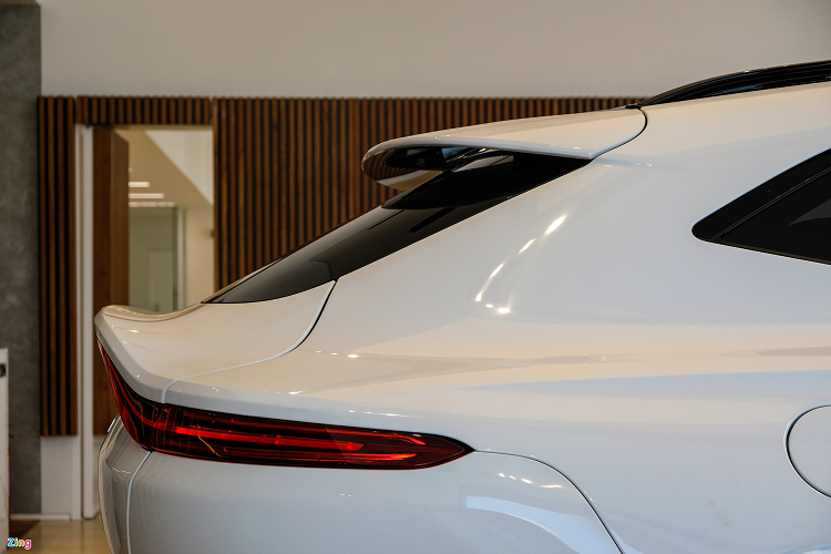 Dù không có thiết kế thể thao cực đoan như các mẫu siêu xe, DBX vẫn có các đường nét cơ bắp đầy mạnh mẽ với vòm bánh mở rộng, cánh gió cố định ở đuôi xe.