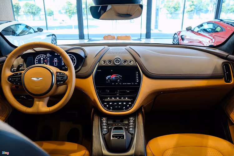 Bước vào bên trong xe, cảm nhận đầu tiên của tôi là khoang ca-bin của DBX phối hợp hài hòa giữa các yếu tố thể thao, sang trọng và hiện đại. Một chiếc siêu SUV đến từ Anh thường sẽ sang trọng kiểu già dặn như Cullinan hay Bentayga dù ở đời mới, Bentayga trở nên trẻ trung và hiện đại hơn.