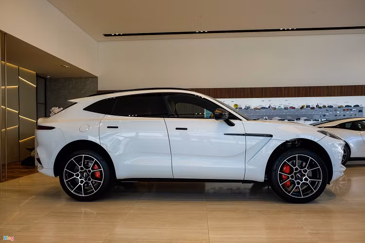 Xe có các số đo dài x rộng x cao lần lượt là 5.039 x 1.998 x 1.680 (mm), chiều dài cơ sở đạt 3.060 mm. So với đối thủ đồng hương Bentley Bentayga V8 2021, DBX kém hơn ở 3 số đo tổng thể và ghi điểm ở trục cơ sở. Tuy nhiên, việc chênh lệch kích thước giữa 2 xe chủ yếu đến từ ngôn ngữ thiết kế. Bentayga có kiểu dáng tròn, đầy đặn trong khi DBX thon gọn hơn.