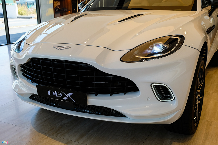 Những công nghệ đáng chú ý trên Aston Martin DBX gồm có hệ thống điều khiển chống lật điện tử, hệ thống điện 48 Volt, hệ thống treo khí nén. Với hệ thống treo khí nén, DBX có thể tăng thêm 45 mm và giảm 50 mm khoảng sáng gầm.