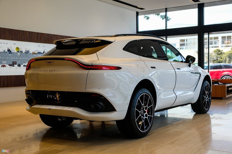 Là mẫu SUV đầu tiên của Aston Martin, DBX được xây dựng trên nền tảng chiếc DBX Concept ra mắt năm 2015. Dễ dàng nhận ra DBX mang đậm DNA của Aston Martin. Thiết kế của xe bị ảnh hưởng nhiều từ các mẫu xe danh tiếng của Aston Martin như DB11, DBS Superleggera và Vantage.