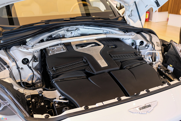 Cung cấp sức mạnh cho Aston Martin DBX là động cơ tăng áp kép V8 4.0L, sản sinh công suất 550 mã lực và mô-men xoắn 700 Nm. Đi kèm với hộp số tự động 9 cấp và hệ dẫn động 4 bánh, DBX có khả năng tăng tốc 0-100 km/h trong 4,5 giây, tốc độ tối đa 291 km/h.