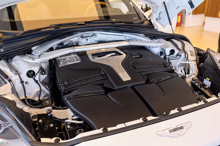 Cung cấp sức mạnh cho Aston Martin DBX là động cơ tăng áp kép V8 4.0L, sản sinh công suất 550 mã lực và mô-men xoắn 700 Nm. Đi kèm với hộp số tự động 9 cấp và hệ dẫn động 4 bánh, DBX có khả năng tăng tốc 0-100 km/h trong 4,5 giây, tốc độ tối đa 291 km/h.